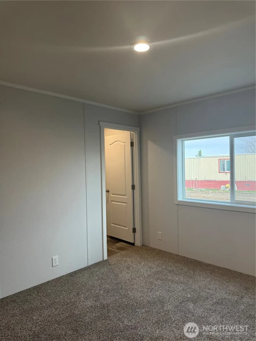 Property photo for 200 W Hawthorne Street #32, Connell photo 14
