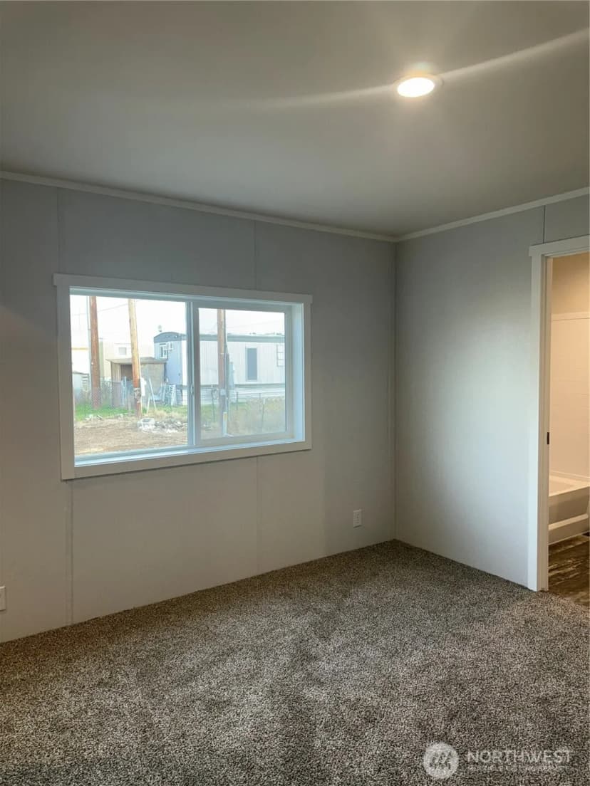 Property photo for 200 W Hawthorne Street #32, Connell photo 13