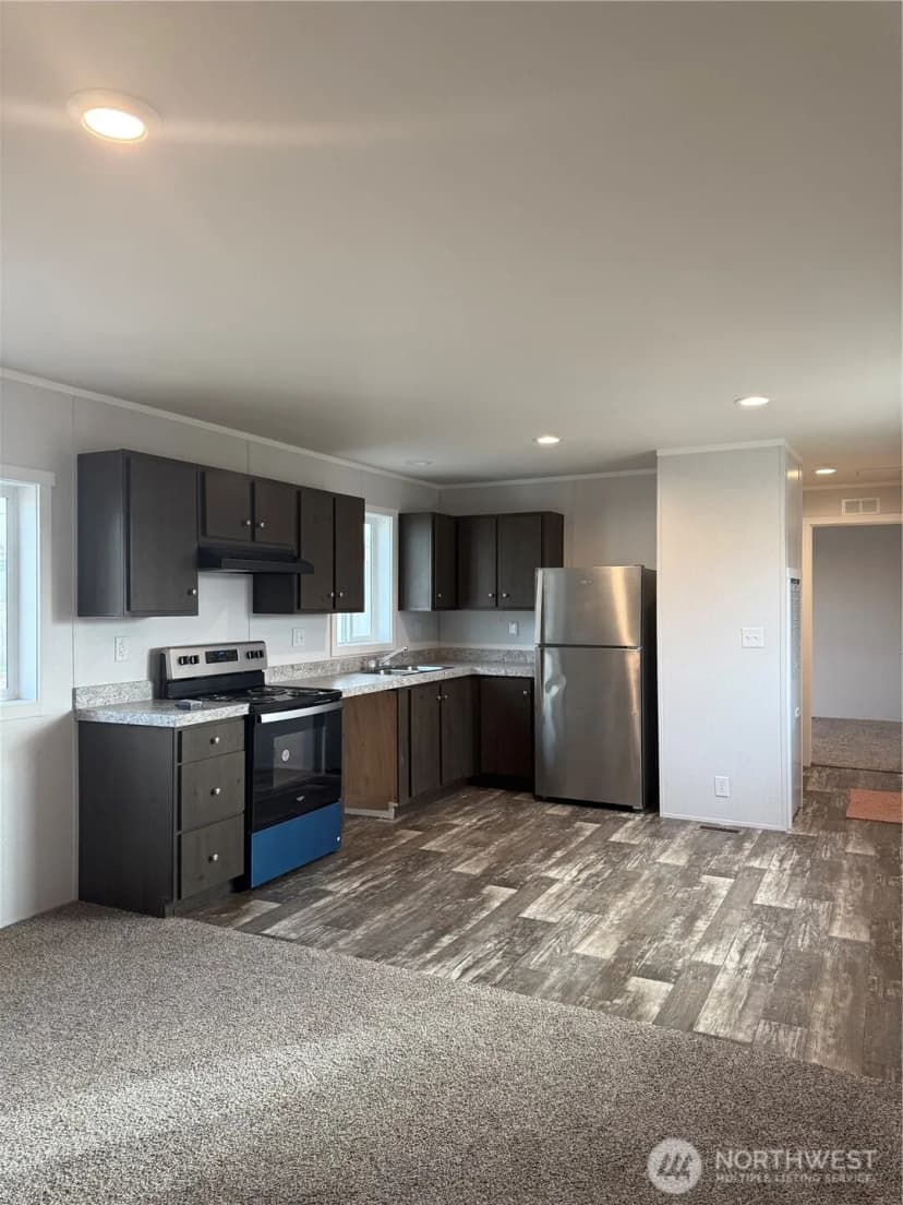 Property photo for 200 W Hawthorne Street #32, Connell photo 10