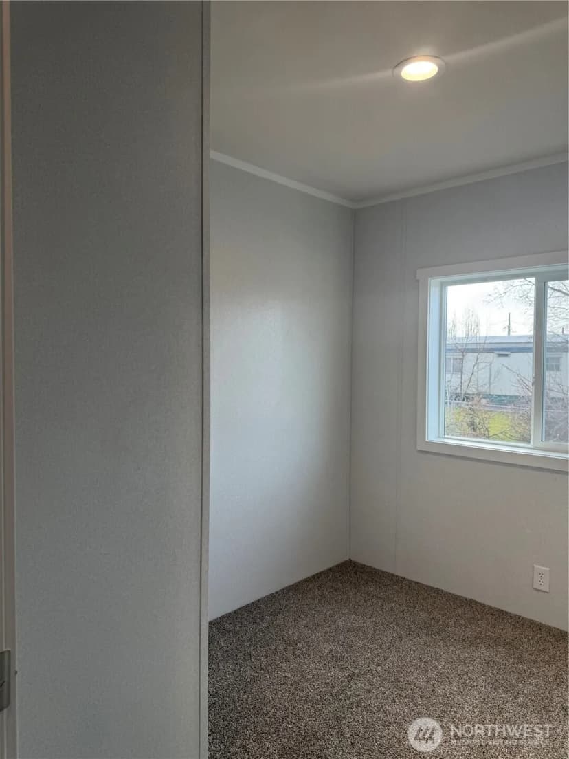 Property photo for 200 W Hawthorne Street #32, Connell photo 7