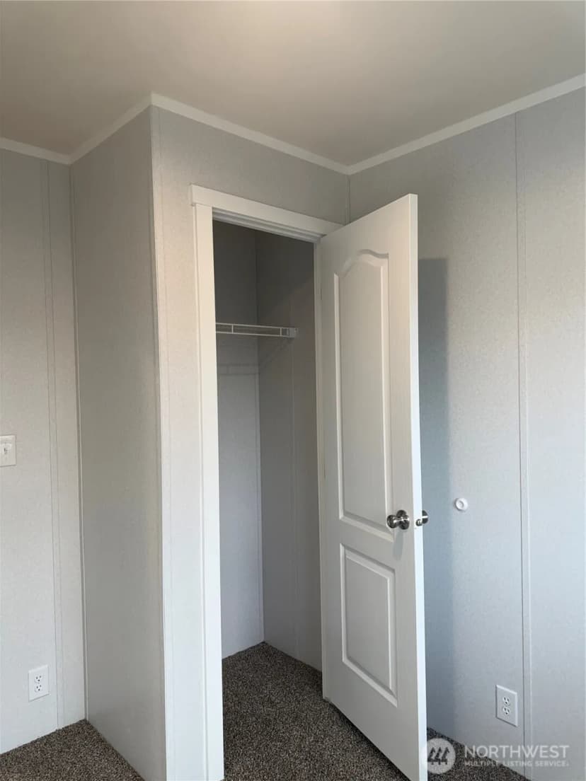 Property photo for 200 W Hawthorne Street #32, Connell photo 8