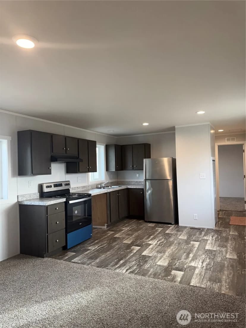 Property photo for 200 W Hawthorne Street #32, Connell photo 11