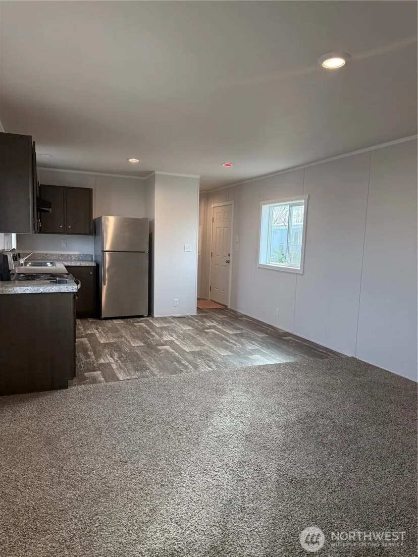 Property photo for 200 W Hawthorne Street #32, Connell photo 9
