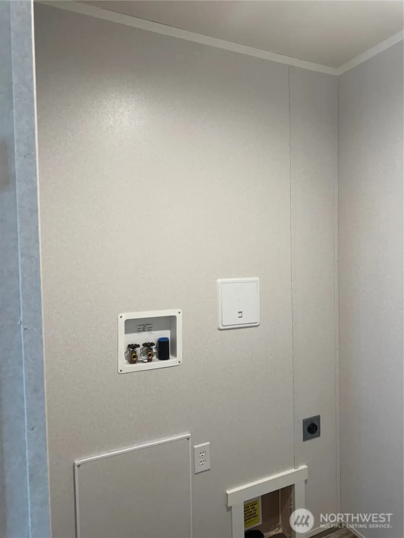 Property photo for 200 W Hawthorne Street #32, Connell photo 12