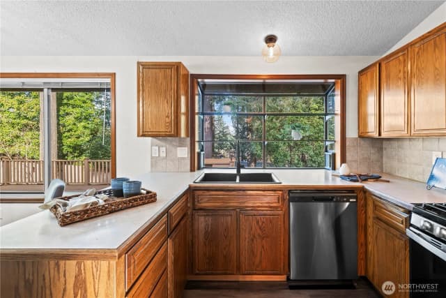 Property photo for 5701 68th Avenue Ct W, University Place photo 4