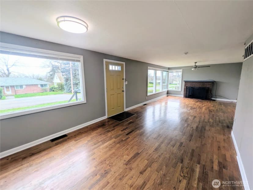 Property photo for 1740 Se 6th Street, Oak Harbor photo 2