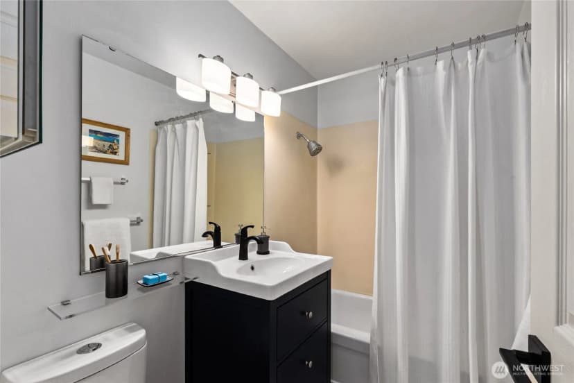 Property photo for 2111 E John Street #202, Seattle photo 9