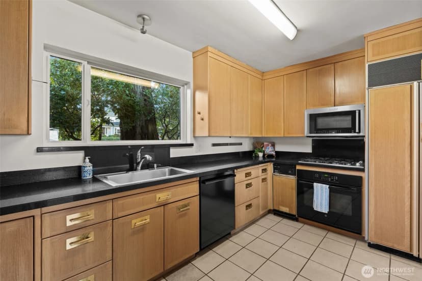 Property photo for 15233 22nd Avenue Sw, Burien photo 8