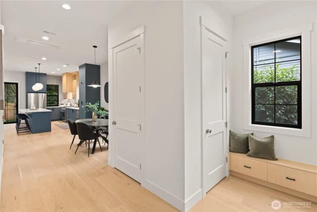 Property photo for 16656 Ne 12th Street, Bellevue photo 2