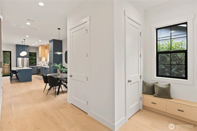 Property photo for 16656 Ne 12th Street, Bellevue photo 2