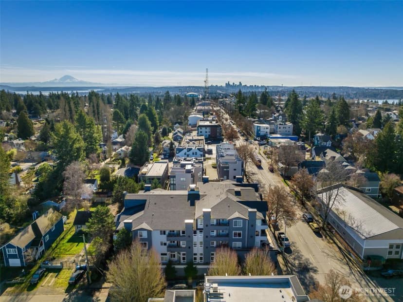 Property photo for 9222 Roosevelt Way Ne #a, Seattle photo 31