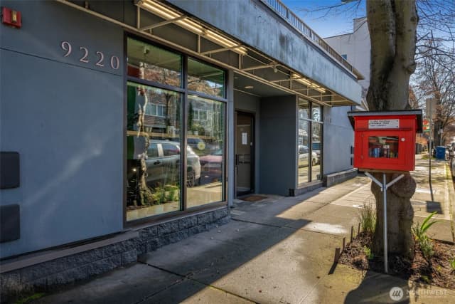 Property photo for 9222 Roosevelt Way Ne #a, Seattle photo 4