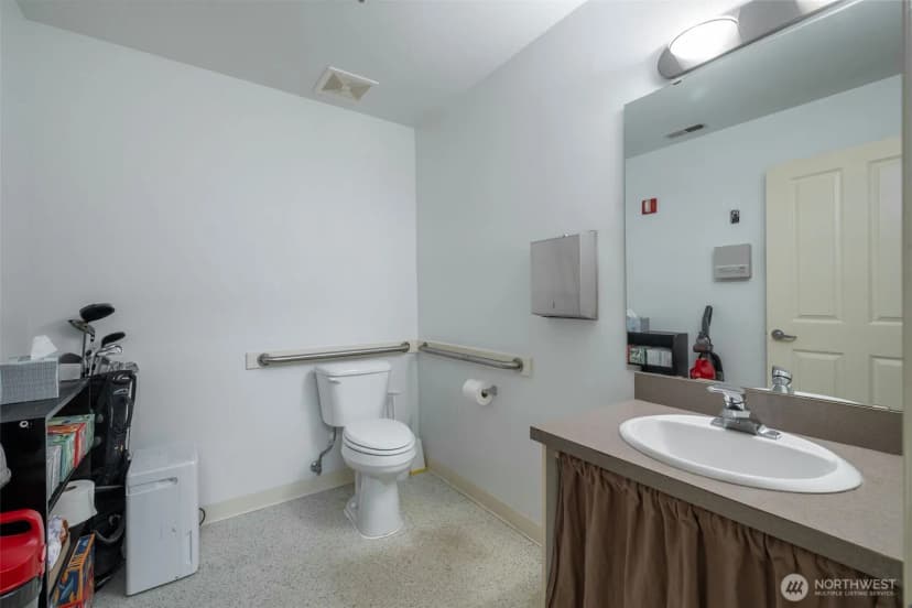 Property photo for 9222 Roosevelt Way Ne #a, Seattle photo 15
