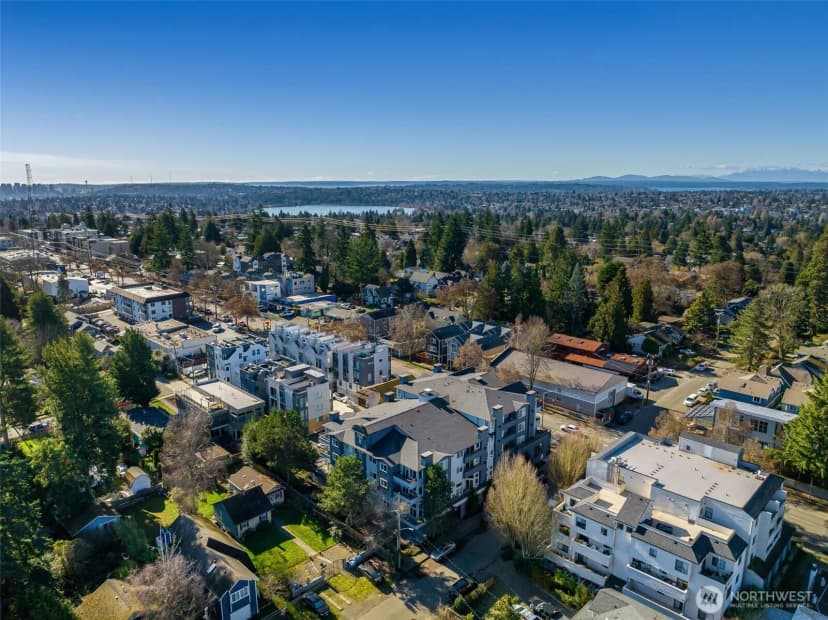Property photo for 9222 Roosevelt Way Ne #a, Seattle photo 32