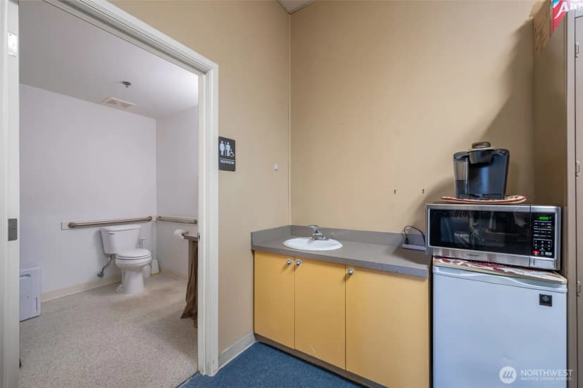 Property photo for 9222 Roosevelt Way Ne #a, Seattle photo 14