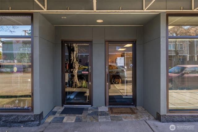 Property photo for 9222 Roosevelt Way Ne #a, Seattle photo 5