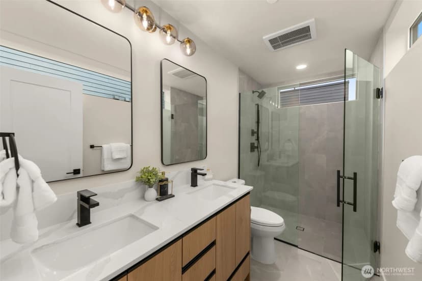 Property photo for 1123 C 10th Avenue E, Seattle photo 15