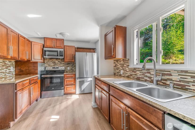 Property photo for 7051 S 125th Street, Seattle photo 4
