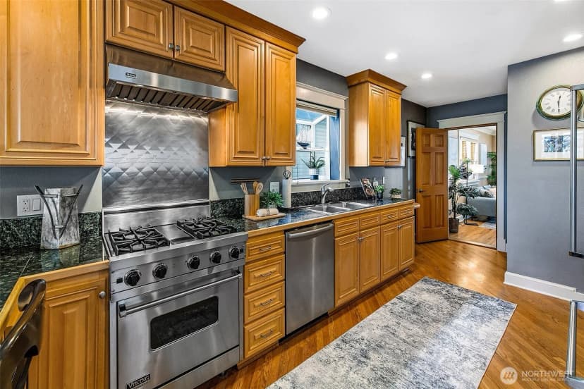 Property photo for 3532 Meridian Avenue N, Seattle photo 8