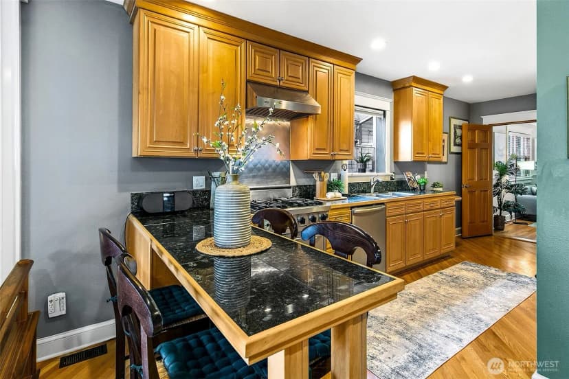 Property photo for 3532 Meridian Avenue N, Seattle photo 10