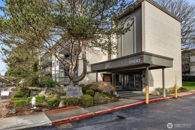 Property photo for 2500 81st Avenue Se #118, Mercer Island photo 4