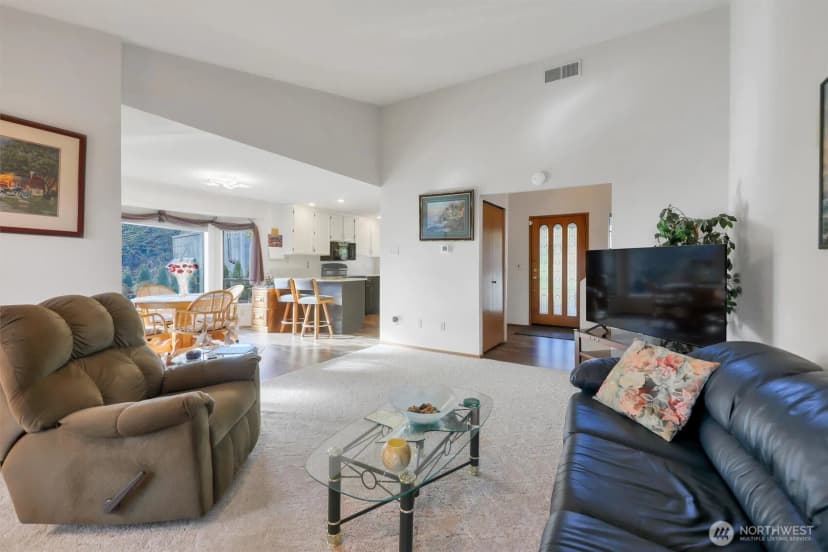 Property photo for 16714 Broadway Avenue, Snohomish photo 4
