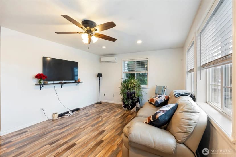 Property photo for 1025 E St, Centralia photo 6
