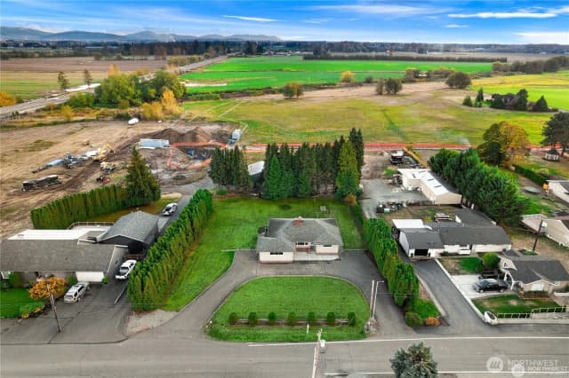 Property photo for 151 Bay Lyn Drive, Lynden photo 2