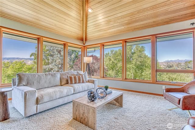 Property photo for 423 Lombard Lane, Wenatchee photo 2
