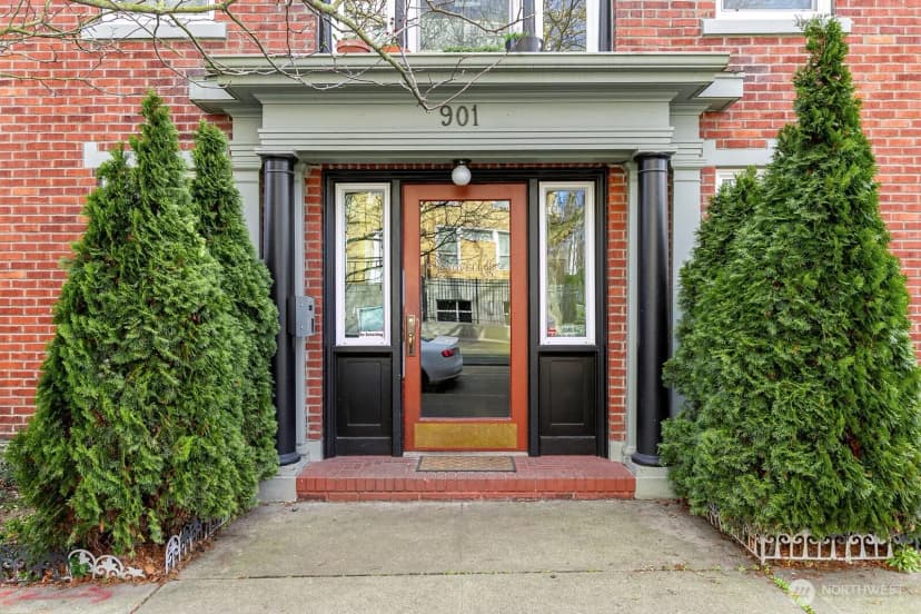 Property photo for 901 Ne 43rd Street #306, Seattle photo 2