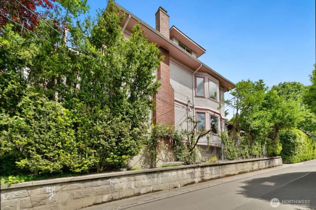 Property photo for 702 11th Avenue E, Seattle photo 5