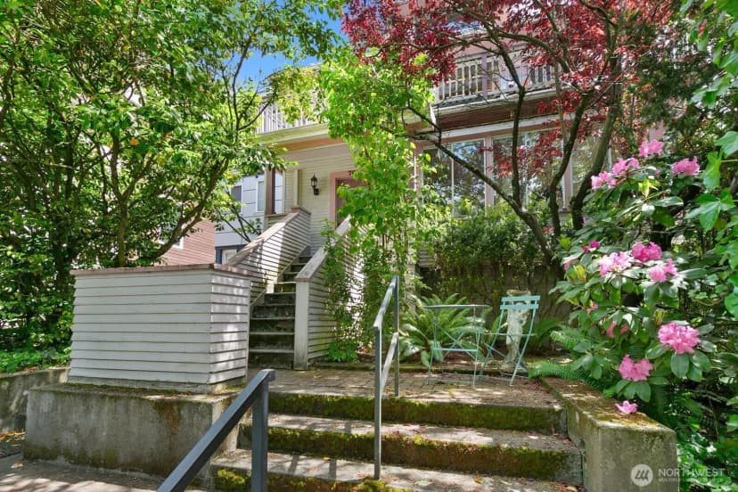 Property photo for 702 11th Avenue E, Seattle photo 4