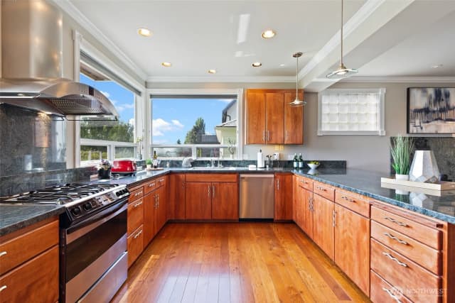 Property photo for 6222 37th Avenue Ne, Seattle photo 4