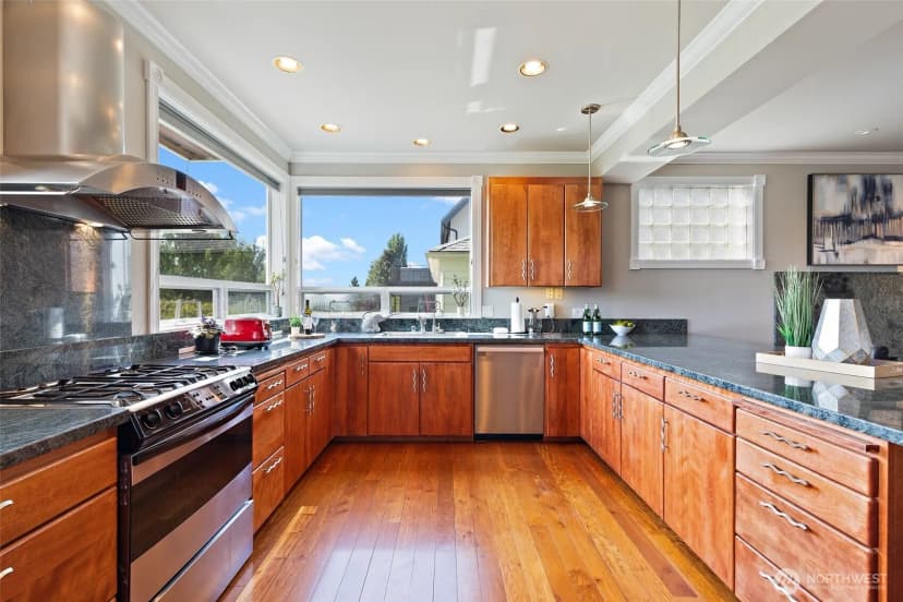 Property photo for 6222 37th Avenue Ne, Seattle photo 4