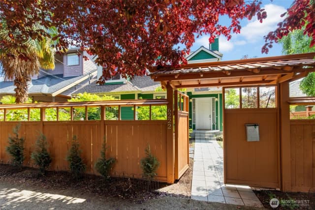 Property photo for 6222 37th Avenue Ne, Seattle photo 3