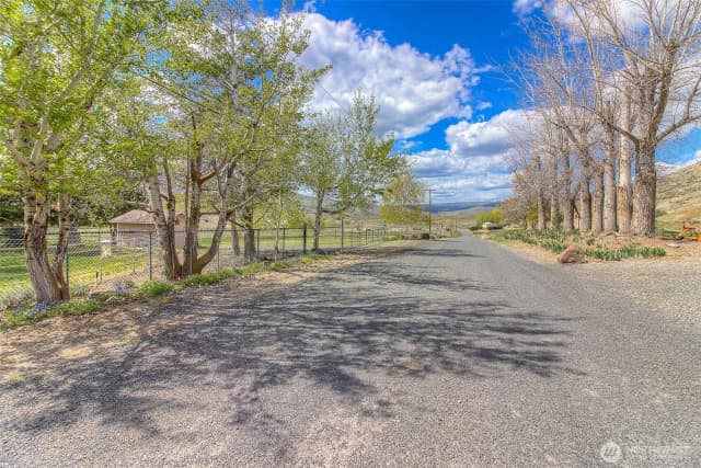 Property photo for 1260 Burbank Creek Road, Yakima photo 2