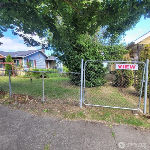 Property photo for 8028 Beacon Avenue S, Seattle photo 2