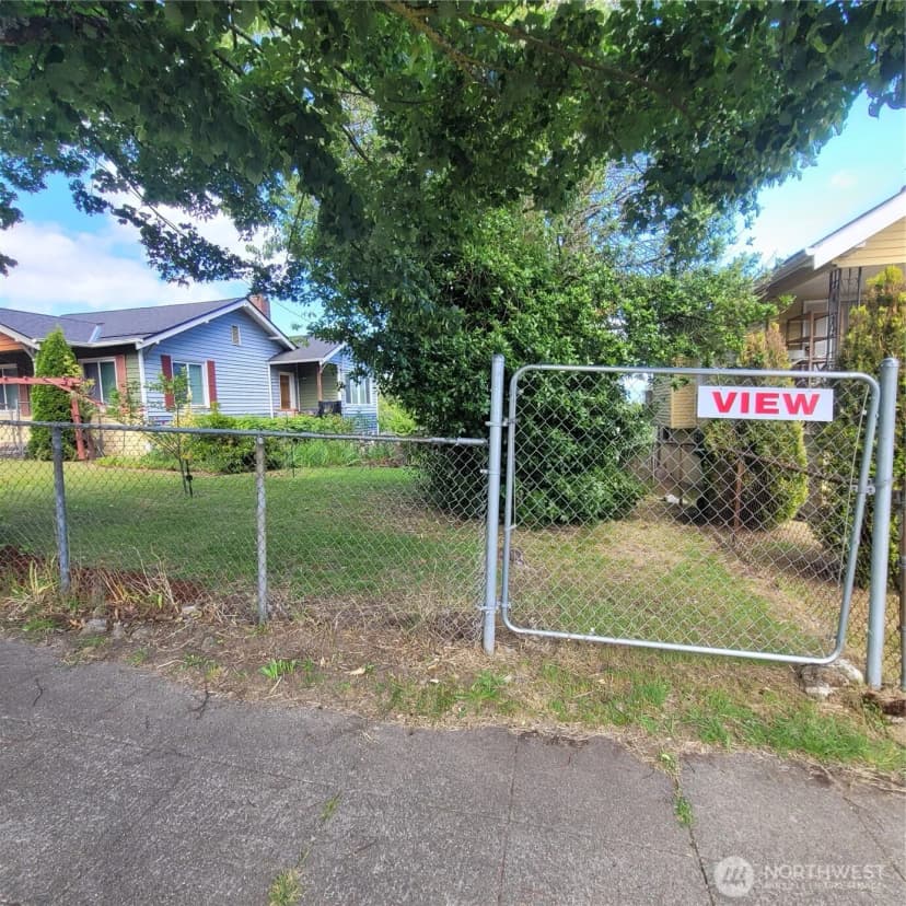 Property photo for 8028 Beacon Avenue S, Seattle photo 2