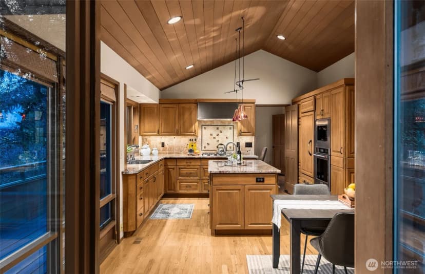 Property photo for 8440 W Mercer Way, Mercer Island photo 14