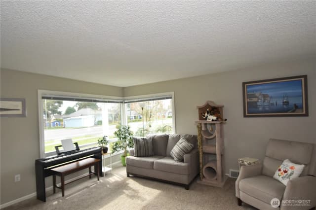 Property photo for 701 E Grover Street, Lynden photo 4