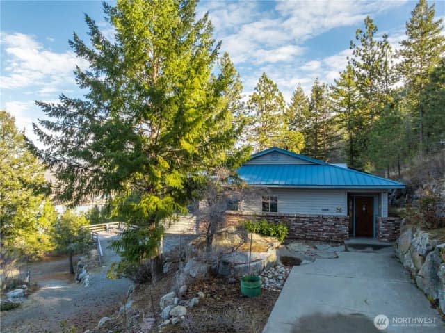 Property photo for 985 Guffy Road, Chelan photo 2
