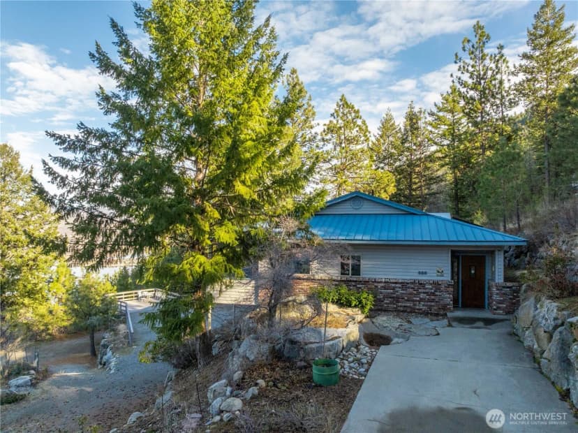 Property photo for 985 Guffy Road, Chelan photo 2