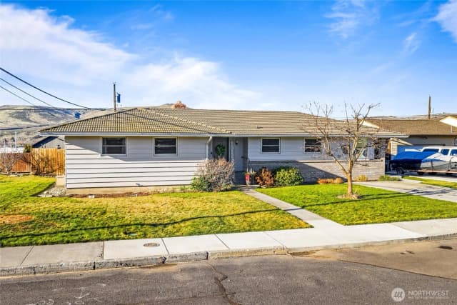 Property photo for 43 Crest Drive, Ephrata