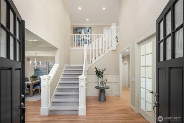 Property photo for 9843 Ne 25th Street, Bellevue photo 2