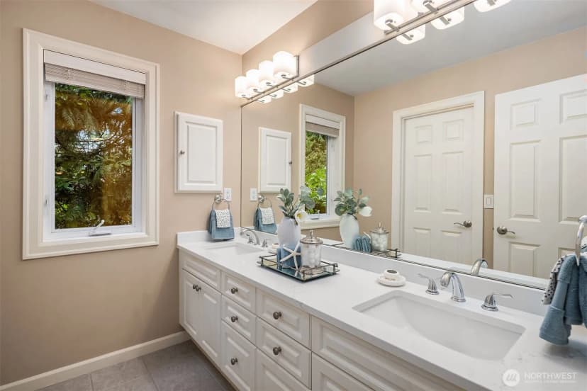 Property photo for 9843 Ne 25th Street, Bellevue photo 16