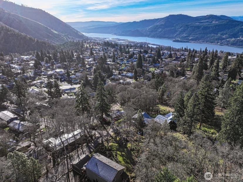 Property photo for 912 Hillside Lane, White Salmon photo 8