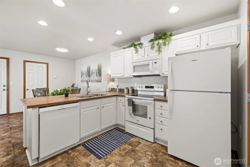 Property photo for 420 Oak Hill Lane, Burlington photo 11