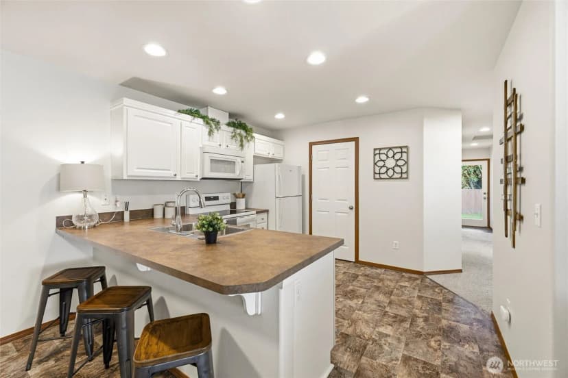 Property photo for 420 Oak Hill Lane, Burlington photo 10