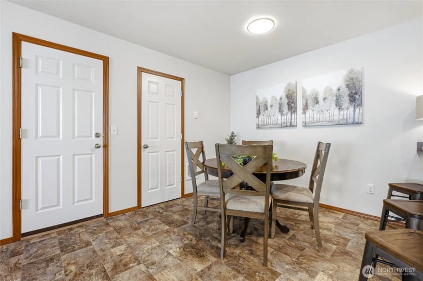 Property photo for 420 Oak Hill Lane, Burlington photo 9