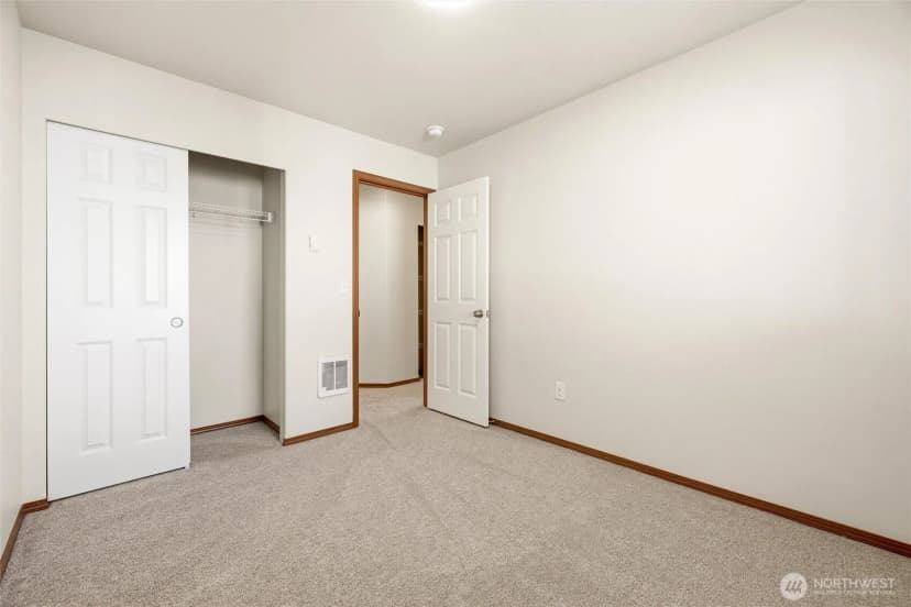 Property photo for 420 Oak Hill Lane, Burlington photo 15